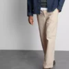 Baggy-chinos med medelhög midja