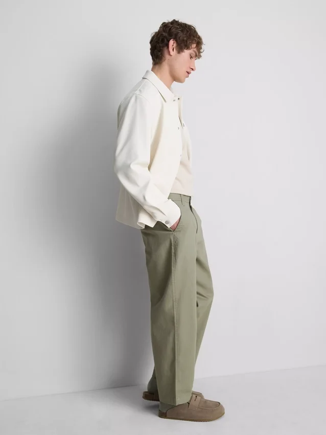 Baggy-chinos med medelhög midja