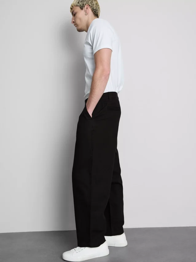 Baggy-chinos med medelhög midja