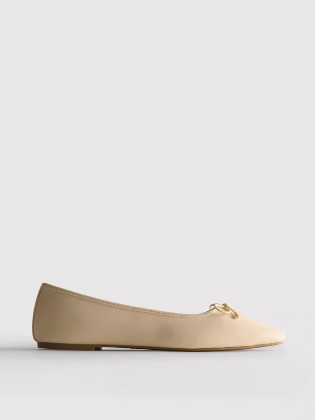 Ballerinaskor i imitationsläder med bred passform och fyrkantig tå