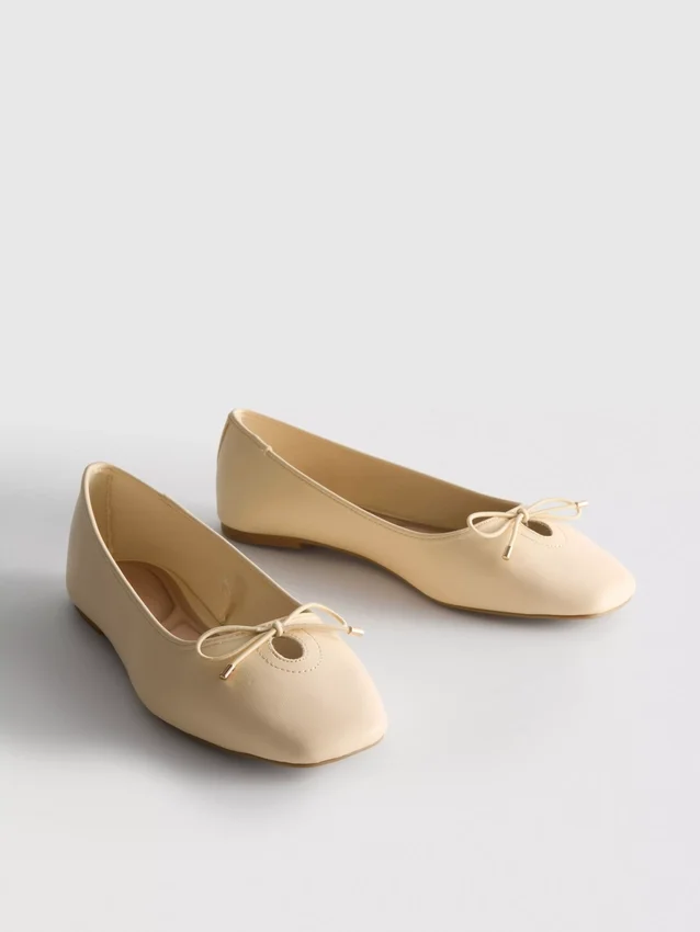 Ballerinaskor i imitationsläder med bred passform och fyrkantig tå