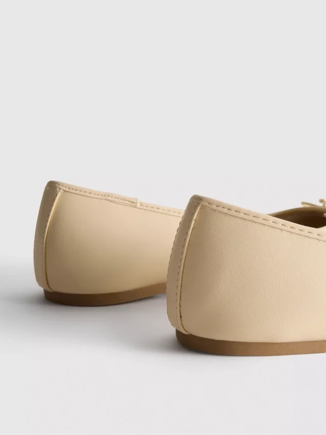 Ballerinaskor i imitationsläder med bred passform och fyrkantig tå