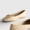 Ballerinaskor i imitationsläder med bred passform och fyrkantig tå