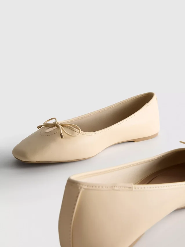 Ballerinaskor i imitationsläder med bred passform och fyrkantig tå