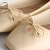 Ballerinaskor i imitationsläder med bred passform och fyrkantig tå