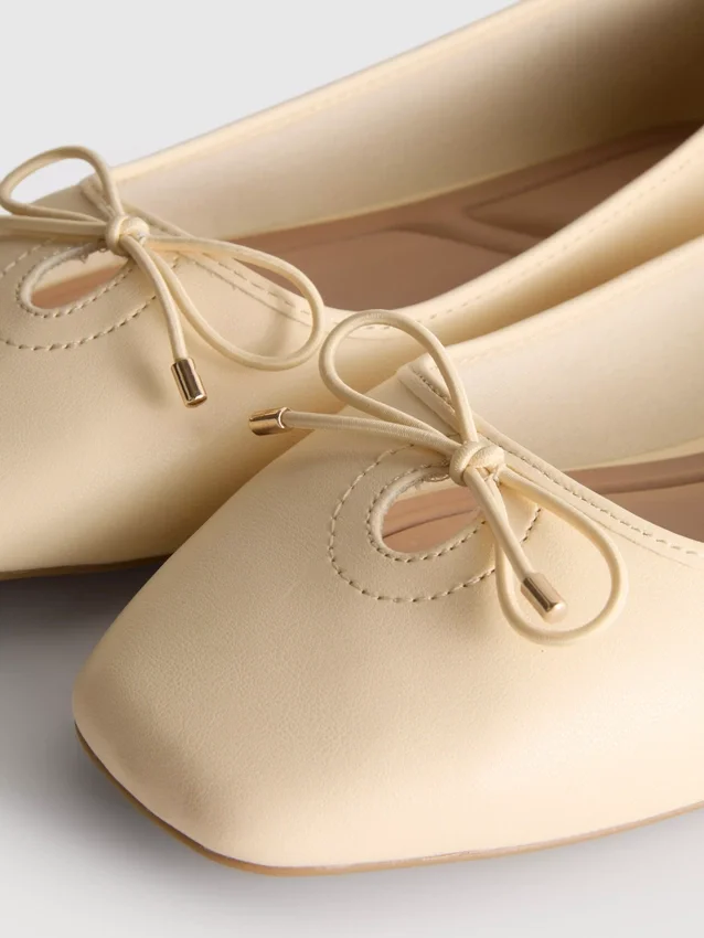 Ballerinaskor i imitationsläder med bred passform och fyrkantig tå
