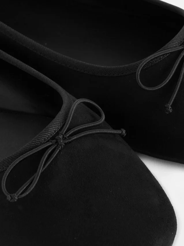 Ballerinaskor i imitationsmocka med rosett i bred passform