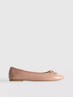 Ballerinaskor i konstläder med rosett i lågskor