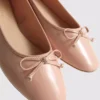 Ballerinaskor i konstläder med rosett i lågskor
