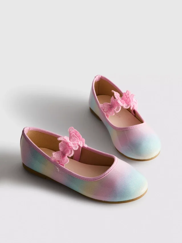 Ballerinaskor med fjärilsapplikation