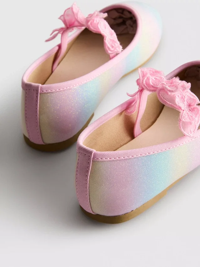 Ballerinaskor med fjärilsapplikation