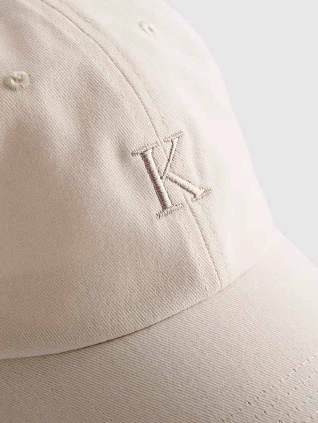 Baseballkeps med broderad initial