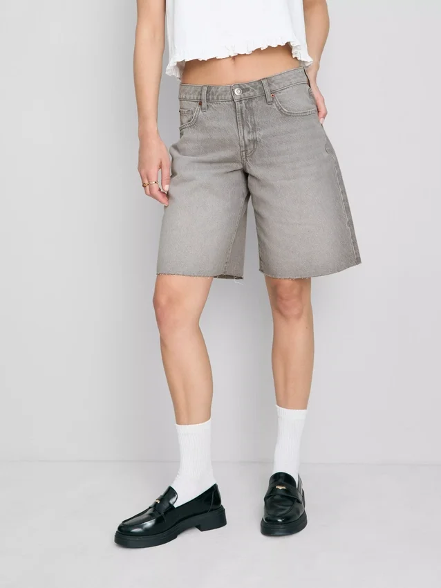 Bermudashorts i denim med råkant