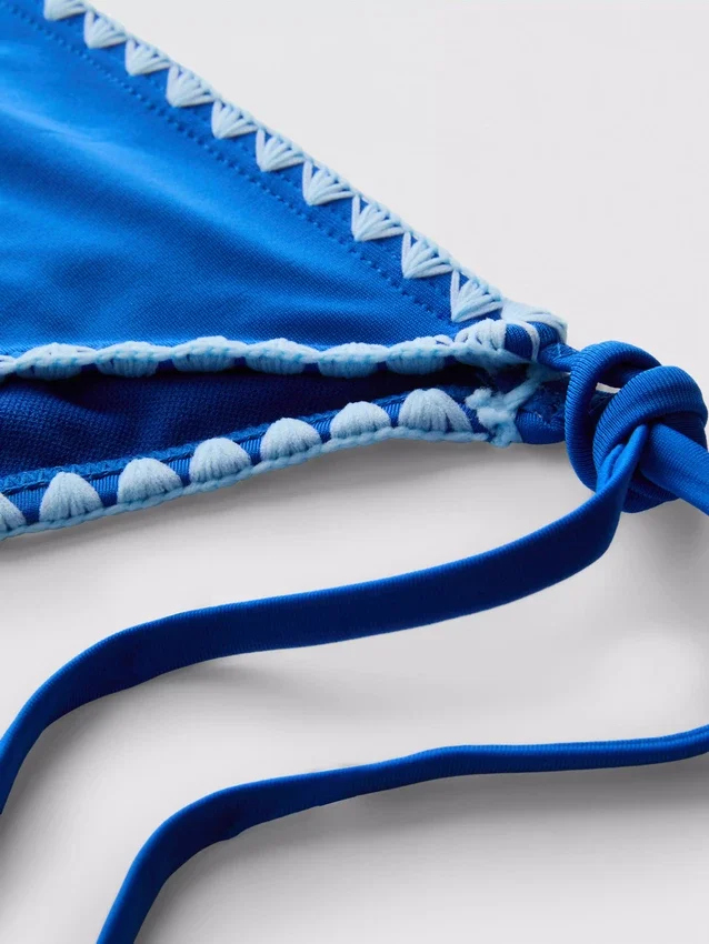 Bikinibotten med knytband i sidorna och sömdetaljer