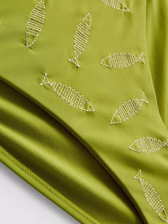 Bikinibottnar med broderade knytband på sidorna