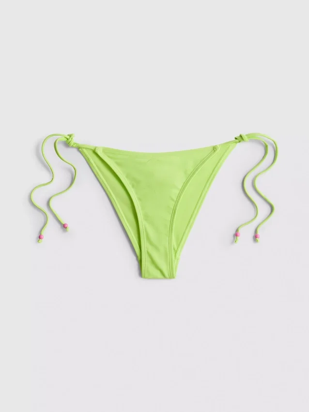 Bikinibottnar med pärlbroderade knytband på sidorna
