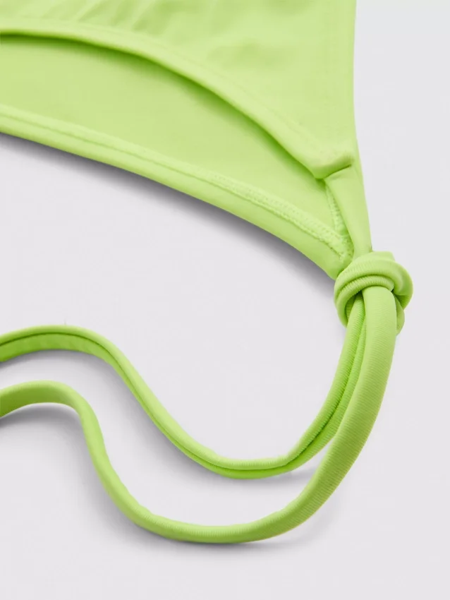 Bikinibottnar med pärlbroderade knytband på sidorna