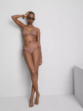 Bikinisett med triangulära överdelar och knytband i sidorna