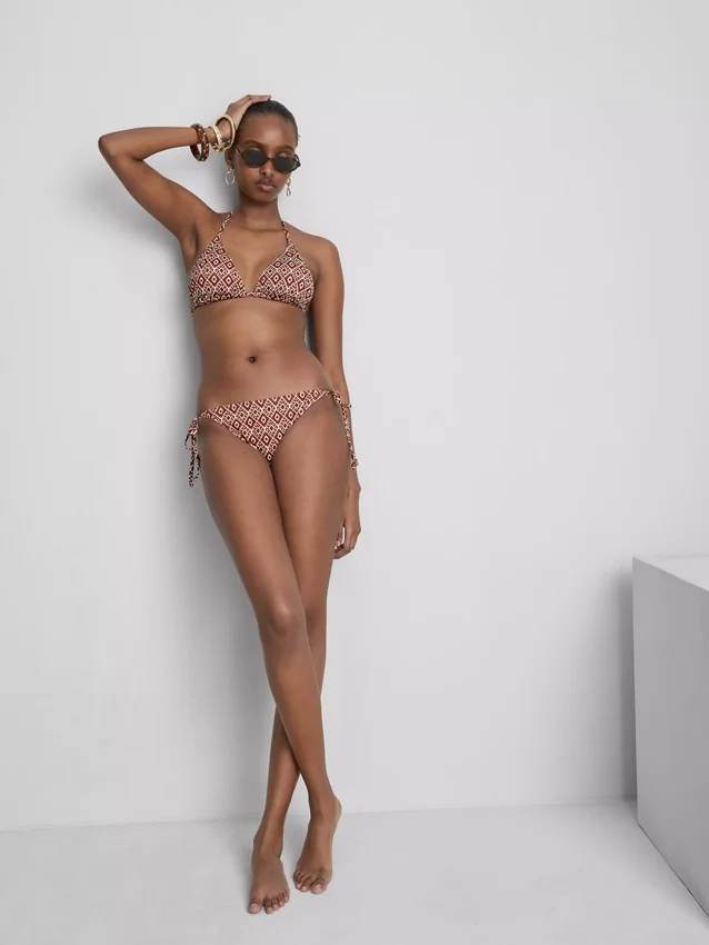 Bikinisett med triangulära överdelar och knytband i sidorna