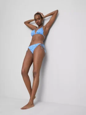 Bikinisett med triangulära överdelar och knytband i sidorna