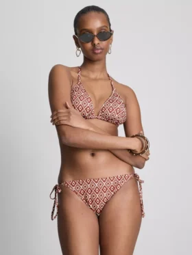 Bikinisett med triangulära överdelar och knytband i sidorna