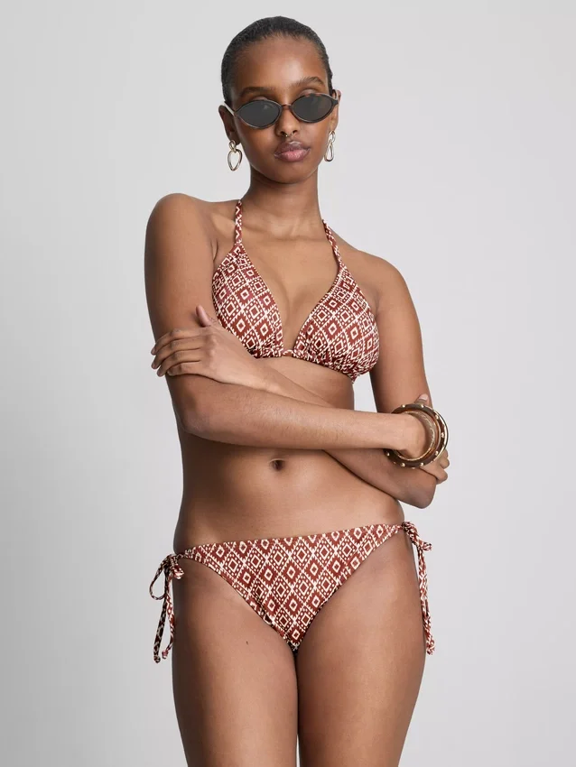 Bikinisett med triangulära överdelar och knytband i sidorna