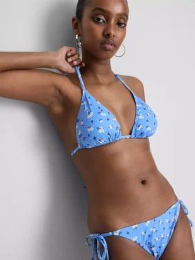 Bikinisett med triangulära överdelar och knytband i sidorna