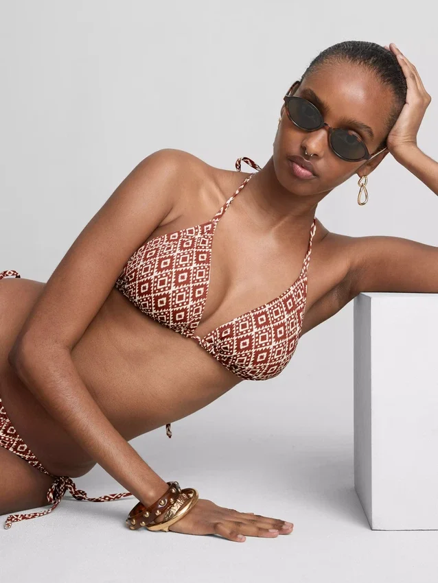Bikinisett med triangulära överdelar och knytband i sidorna