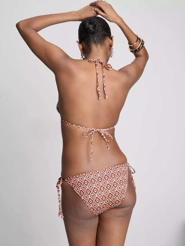 Bikinisett med triangulära överdelar och knytband i sidorna