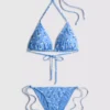 Bikinisett med triangulära överdelar och knytband i sidorna