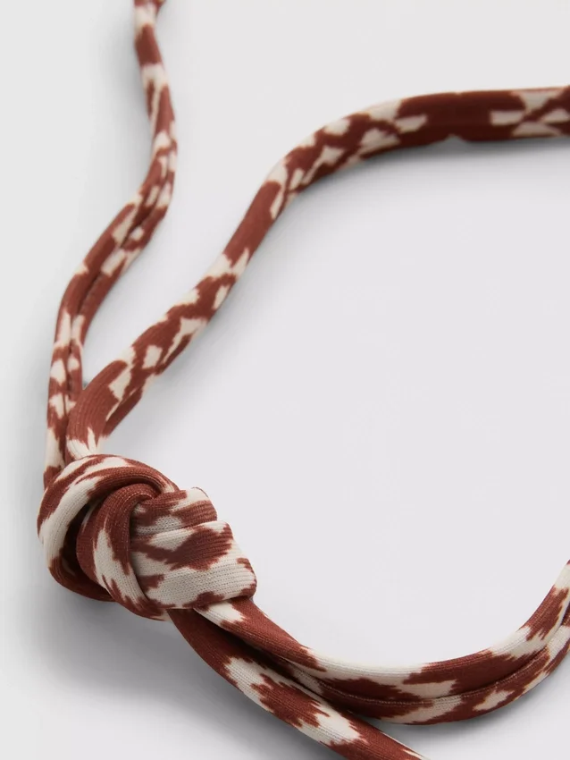 Bikinisett med triangulära överdelar och knytband i sidorna
