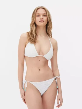Bikinitopp med virkade pärldetaljer