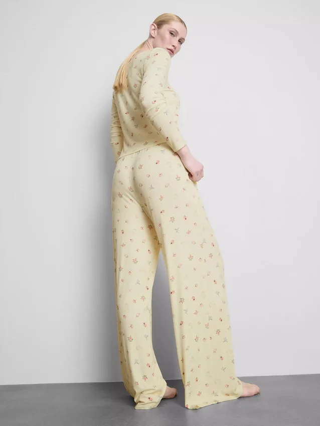 Blommiga pyjamasbyxor med ribbad midja