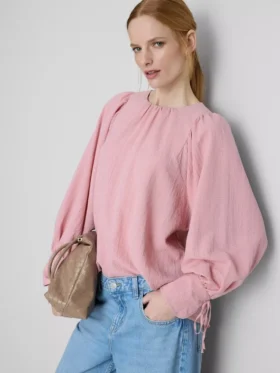Blus med strukturerade ballongärmar