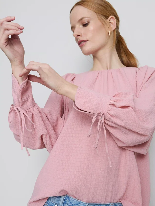 Blus med strukturerade ballongärmar
