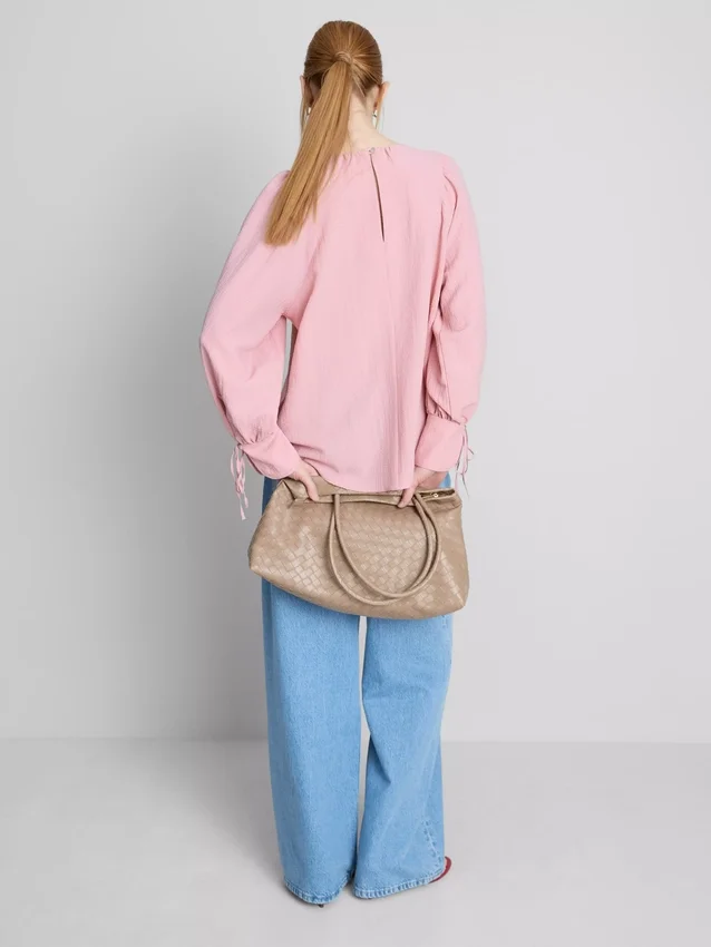 Blus med strukturerade ballongärmar