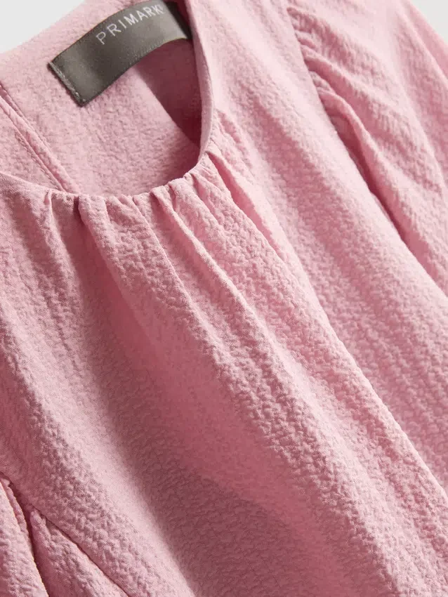 Blus med strukturerade ballongärmar