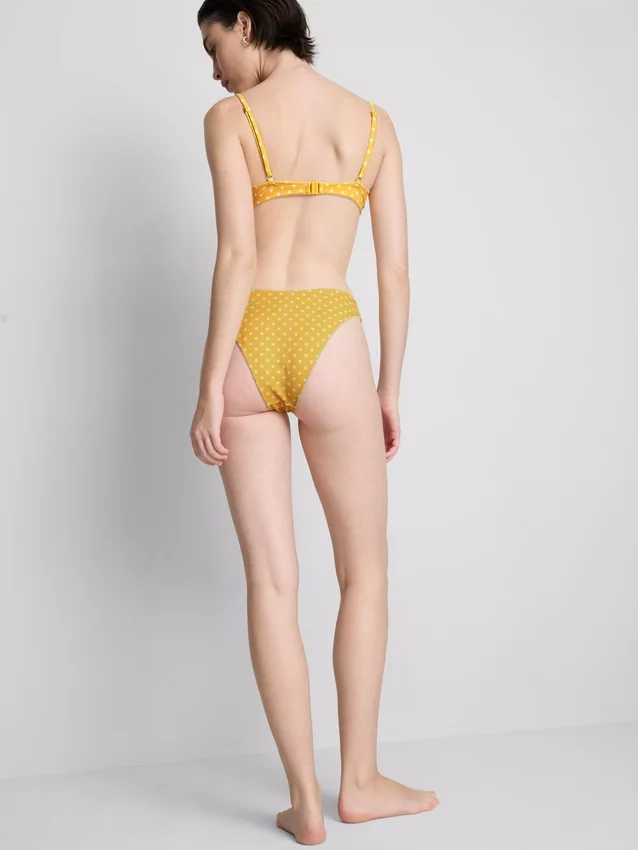 Brasilianska bikinibottnar med prickmönster