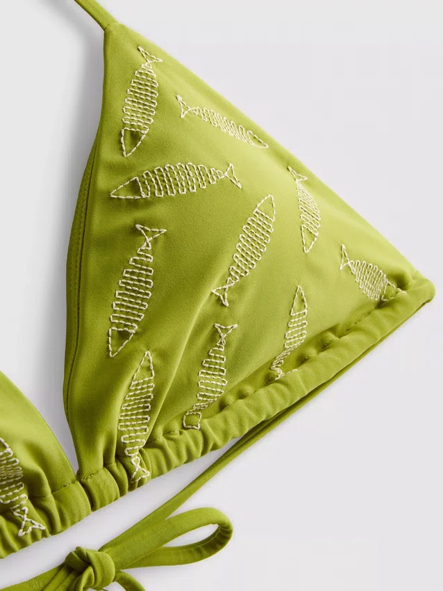 Broderad bikinitopp med fiskmotiv i triangulär modell