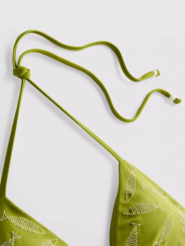 Broderad bikinitopp med fiskmotiv i triangulär modell