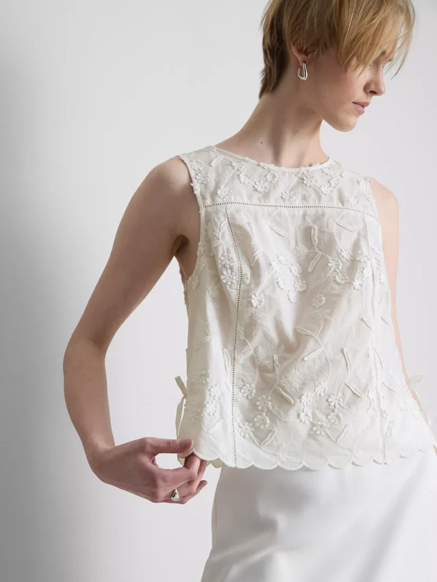 Broderad blommig linne med knytning