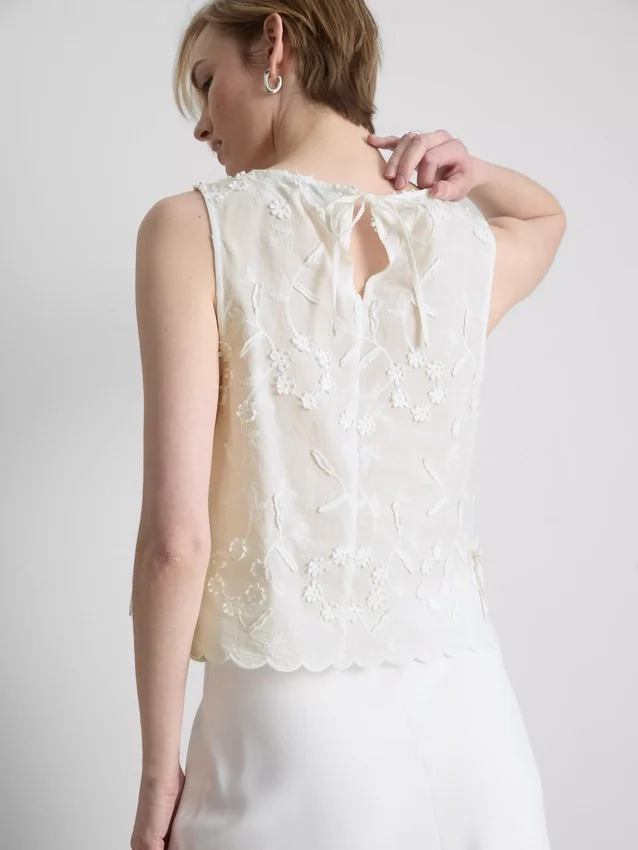 Broderad blommig linne med knytning