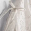 Broderad blommig linne med knytning