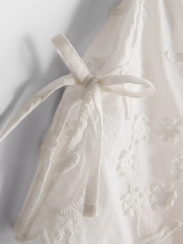 Broderad blommig linne med knytning