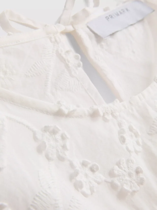 Broderad blommig linne med knytning
