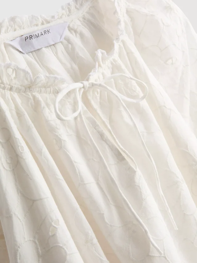 Broderad blus med ballongärmar