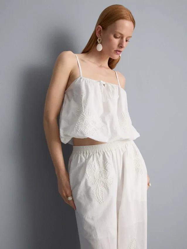 Broderad, kort cami-top i bomull