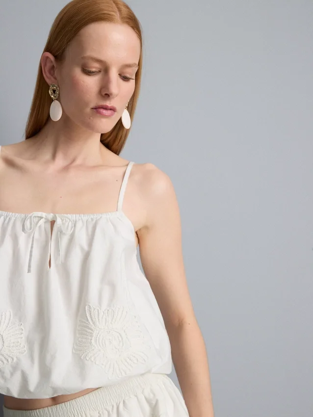 Broderad, kort cami-top i bomull