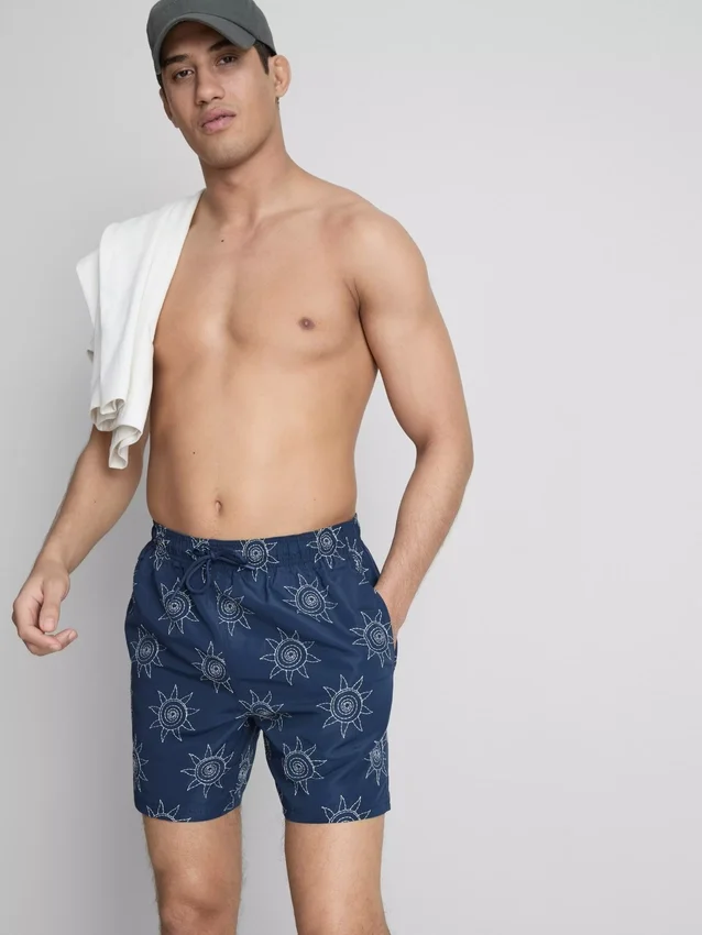 Broderade badshorts med solmotiv