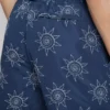 Broderade badshorts med solmotiv